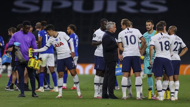 Tottenham team takes a drinks break during the English Premier League soccer match between Tottenham Hotspur and Everton FC at the Tottenham Hotspur Stadium in London, England, Monday, July 6, 2020. (Richard Heathcote/Pool via AP)