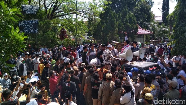 Demo di DPRD Cirebon
