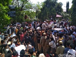Tersinggung Ucapan Dewan, Santri Bermasker Geruduk Gedung DPRD Cirebon
