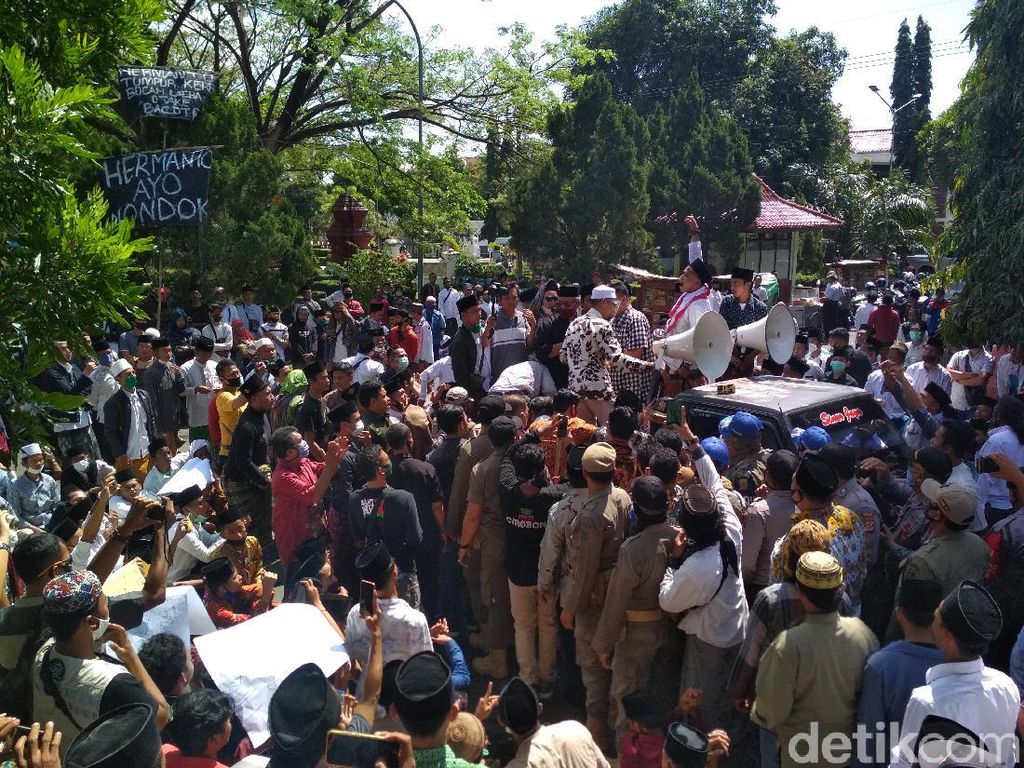 Tersinggung Ucapan Dewan, Santri Bermasker Geruduk Gedung DPRD Cirebon Tersinggung Ucapan Dewan, Santri Bermasker Geruduk Gedung DPRD Cirebon