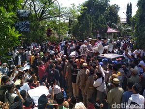 Tersinggung Ucapan Dewan, Santri Bermasker Geruduk Gedung DPRD Cirebon Tersinggung Ucapan Dewan, Santri Bermasker Geruduk Gedung DPRD Cirebon