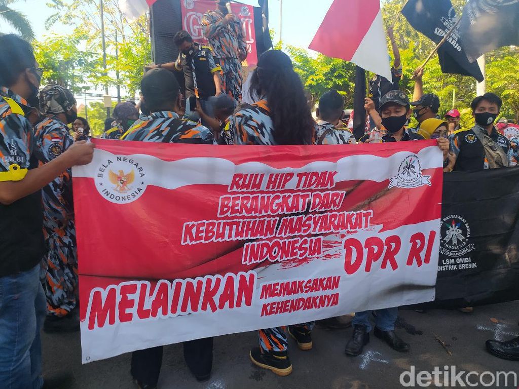 Penolakan RUU HIP Disuarakan GMBI di Depan DPRD Sidoarjo Penolakan RUU HIP Disuarakan GMBI di Depan DPRD Sidoarjo
