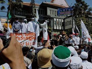 Massa Pendemo Tolak RUU HIP di Surabaya Bubar Usai Ditemui DPRD Jatim Massa Pendemo Tolak RUU HIP di Surabaya Bubar Usai Ditemui DPRD Jatim