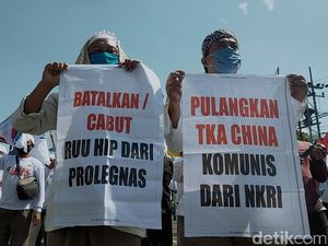 Massa Gamis Demo Tolak RUU HIP di DPRD Jatim