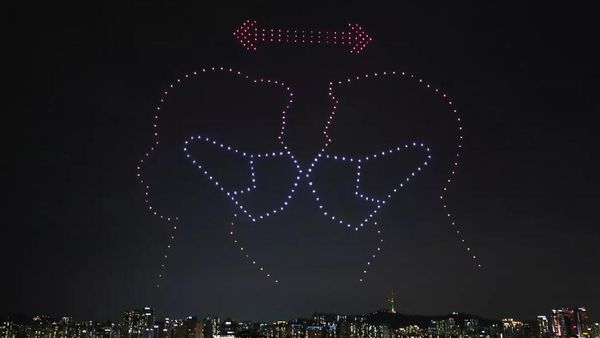Atraksi Keren 300 Drone Ajak Warga Korsel Lawan COVID-19