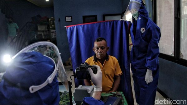 Dukcapil Jakut Jemput Bola Demi Layani Warga di Zona Merah