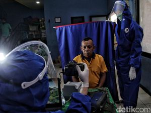 Dukcapil Jakut Jemput Bola Demi Layani Warga di Zona Merah