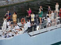 Show Perdana Balmain di Era Social Distancing, Digelar di Tengah Sungai