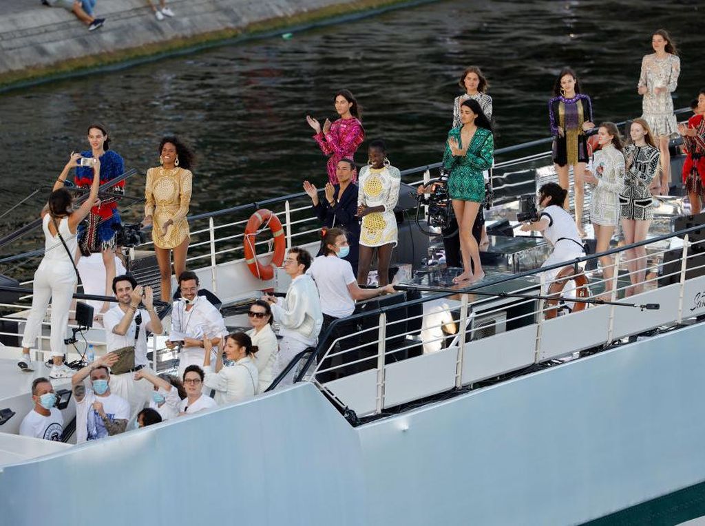 Show Perdana Balmain di Era Social Distancing, Digelar di Tengah Sungai Show Perdana Balmain di Era Social Distancing, Digelar di Tengah Sungai