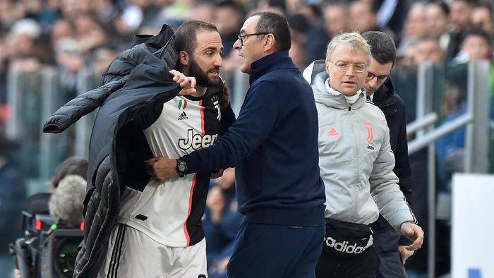 Higuain Sarri TURIN, ITALY - FEBRUARY 02: Gonzalo Higuain of Juventus reacts to his substitution by Head Coach Maurizio Sarri (R) during the Serie A match between Juventus and ACF Fiorentina at Allianz Stadium on February 02, 2020 in Turin, Italy. (Photo by Tullio M. Puglia/Getty Images)
