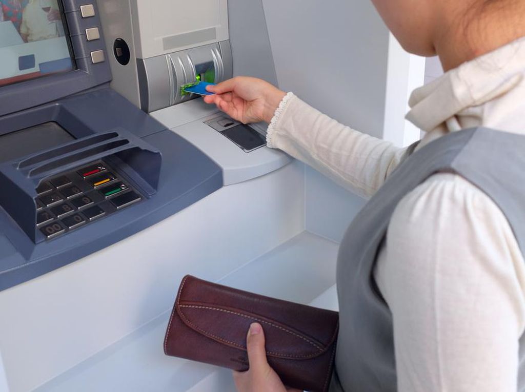 Kocak, Viral Video Pria Terperangkap di Dalam Ruang ATM Usai Mengambil Uang