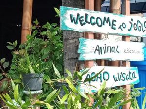 Unik, Restoran Ini Punya Kebun Binatang Mini