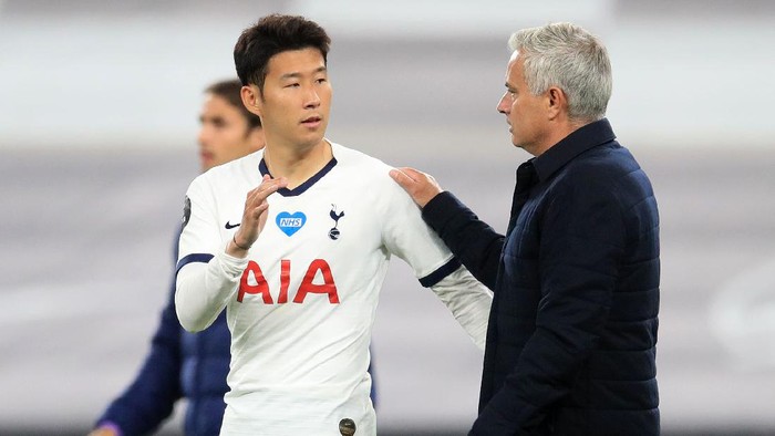 LONDON, ENGLAND - JULY 06: Heung-Min Son of Tottenham Hotspur interacts with Jose Mourinho, Manager of Tottenham Hotspur  during the Premier League match between Tottenham Hotspur and Everton FC at Tottenham Hotspur Stadium on July 06, 2020 in London, England. Football Stadiums around Europe remain empty due to the Coronavirus Pandemic as Government social distancing laws prohibit fans inside venues resulting in all fixtures being played behind closed doors. (Photo by Adam Davy/Pool via Getty Images)