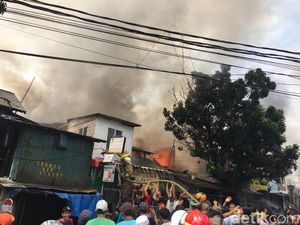 Kebakaran Toko di Manggarai Jaksel, Asap Membubung Tinggi