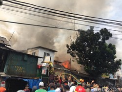 Kebakaran Toko di Manggarai Jaksel, Asap Membubung Tinggi