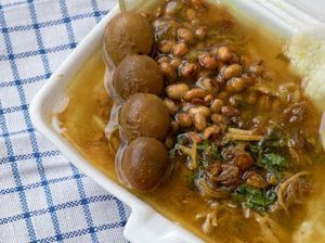 Penjual Bubur Ayam Ini Pasang Poster Cara Makan Bubur Diaduk dan Tidak