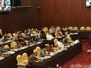 Rapat Bareng DPR, Mentan dan Jajarannya Pakai Kalung Antivirus Corona Rapat Bareng DPR, Mentan dan Jajarannya Pakai Kalung Antivirus Corona