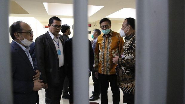 Komisi III DPR RI langsung meninjau rumah tahanan negara (Rutan) yang berada di belakang Gedung Merah Putih KPK usai melakukan rapat dengar pendapat (RDP) secara tertutup, Selasa (7/7).