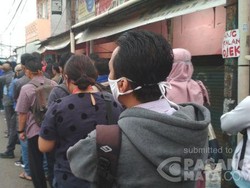 Stasiun Bojong Gede Padat, Antrean Penumpang KRL Membeludak ke Jalan