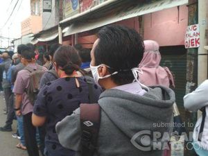 Stasiun Bojong Gede Padat, Antrean Penumpang KRL Membeludak ke Jalan Stasiun Bojong Gede Padat, Antrean Penumpang KRL Membeludak ke Jalan