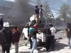 Aksi Tolak TKA di Kendari, Massa Lempari Kantor Imigrasi dengan Kotoran Sapi