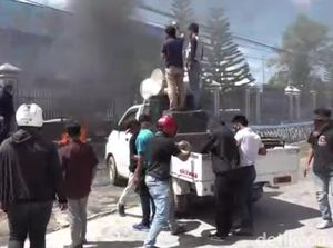 Massa Lempari Kotoran Sapi dan Telur Busuk ke Kantor Imigrasi Kendari Massa Lempari Kotoran Sapi dan Telur Busuk ke Kantor Imigrasi Kendari