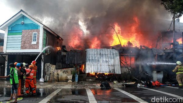 Melihat Aksi Pahlawan Pantang Pulang Sebelum Padam