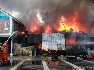 Melihat Aksi Pahlawan Pantang Pulang Sebelum Padam