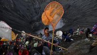 Melihat Ritual Yadnya Kasada Suku Tengger