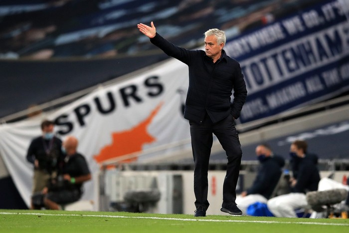 LONDON, ENGLAND - JULY 06: Jose Mourinho, Manager of Tottenham Hotspur gives his team instructions  during the Premier League match between Tottenham Hotspur and Everton FC at Tottenham Hotspur Stadium on July 06, 2020 in London, England. Football Stadiums around Europe remain empty due to the Coronavirus Pandemic as Government social distancing laws prohibit fans inside venues resulting in all fixtures being played behind closed doors. (Photo by Adam Davy/Pool via Getty Images)