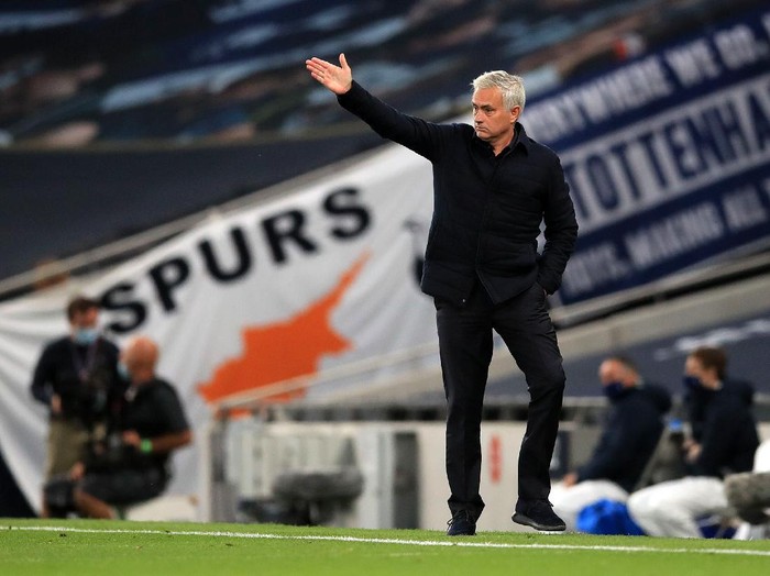 LONDON, ENGLAND - JULY 06: Jose Mourinho, Manager of Tottenham Hotspur gives his team instructions  during the Premier League match between Tottenham Hotspur and Everton FC at Tottenham Hotspur Stadium on July 06, 2020 in London, England. Football Stadiums around Europe remain empty due to the Coronavirus Pandemic as Government social distancing laws prohibit fans inside venues resulting in all fixtures being played behind closed doors. (Photo by Adam Davy/Pool via Getty Images)