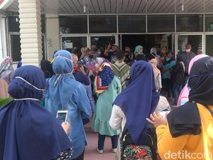 Kecewa Sistem Zonasi PPDB, Ratusan Wali Murid Ngadu ke DPRD Padang Kecewa Sistem Zonasi PPDB, Ratusan Wali Murid Ngadu ke DPRD Padang