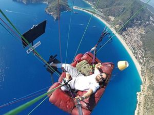 Bukan Editan, Dia Benar-benar Terbang dengan Sofa dan Televisi!