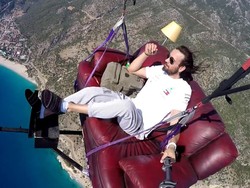 Paralayang Sambil Ngemil di Udara, Aksi Pria Ini Langsung Viral