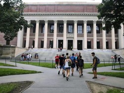 AS Akan Cabut Izin Tinggal Mahasiswa Asing di Program Kuliah Online