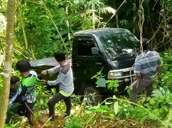 Pikap Ini 3 Hari Parkir di Tengah Hutan Cianjur, Milik Siapa?