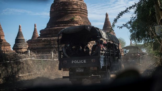This photo taken on June 23, 2020 shows members of a police squad on patrol in a temple complex in Bagan, Mandalay Region. - A squad of gun-toting police patrol Myanmar's sacred site of Bagan under the cover of night, taking on plunderers snatching relics from temples forsaken by tourists due to coronavirus restrictions. (Photo by Ye Aung THU / AFP)