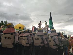 Tolak Kedatangan TKA China Gelombang 3, Massa di Kendari Blokade Jalan