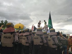 Tolak Kedatangan TKA China Gelombang 3, Massa di Kendari Blokade Jalan