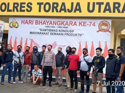 Polisi Tangkap Bandar Judi yang Melawan Saat Arena Sabung Ayam Dibubarkan