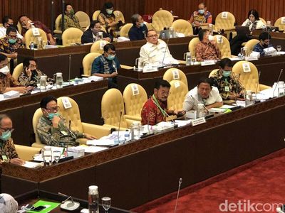 Potret Jajaran Kementan Pakai Kalung Antivirus saat Rapat di DPR
