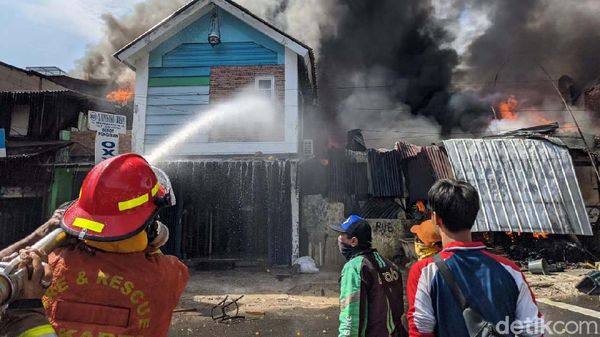 Si Jago Merah Lahap Toko di Manggarai