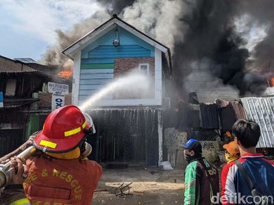 Si Jago Merah Lahap Toko di Manggarai