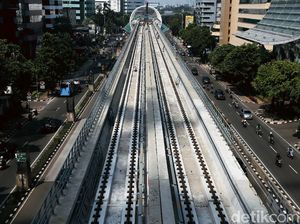 Sudah Dipasangi Rel, Begini Penampakan Proyek LRT di Kuningan