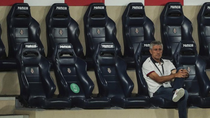 Barcelonas head coach Quique Setien sits on the bench during the Spanish La Liga soccer match between FC Barcelona and Villareal at La Ceramica stadium in Villareal, Spain, Sunday, July 5, 2020. (AP Photo/Jose Miguel Fernandez de Velasco)