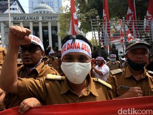 Ratusan Kepala Desa Geruduk MK untuk Kawal Uji Materi UU Corona