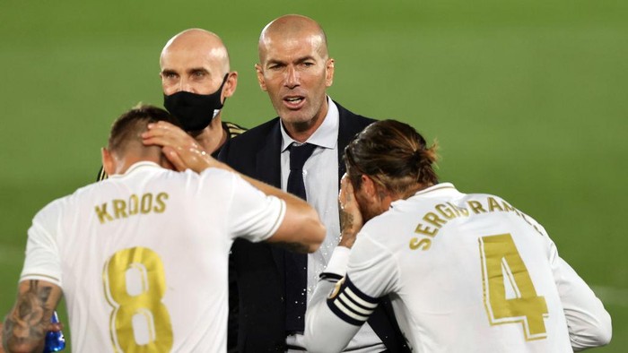 MADRID, SPAIN - JULY 02: Head coach Zinedine Zidane of Real Madrid talks to Toni Kroos and Sergio Ramos during the Liga match between Real Madrid CF and Getafe CF at Estadio Alfredo Di Stefano on July 02, 2020 in Madrid, Spain. Football Stadiums around Europe remain empty due to the Coronavirus Pandemic as Government social distancing laws prohibit fans inside venues resulting in all fixtures being played behind closed doors. (Photo by Angel Martinez/Getty Images)