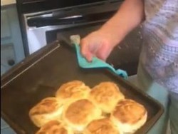 Viral! Nenek 77 Tahun Ini Bikin Biskuit Pakai Resep Kuno