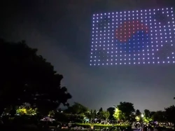 Ratusan Drone Beratraksi Lawan Virus Corona