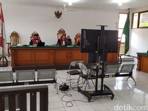 Terbukti Terima Suap, Eks Bupati Indramayu Divonis 4,5 Tahun Bui Terbukti Terima Suap, Eks Bupati Indramayu Divonis 4,5 Tahun Bui